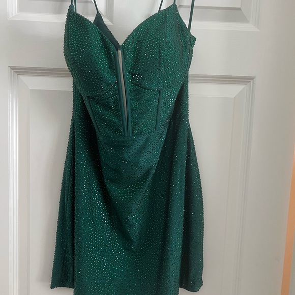 Velvet Sparkling Green Mini Dress - www.disolcolor.com Velvet Sparkling Green Mini Dress - www.disolcolor.com